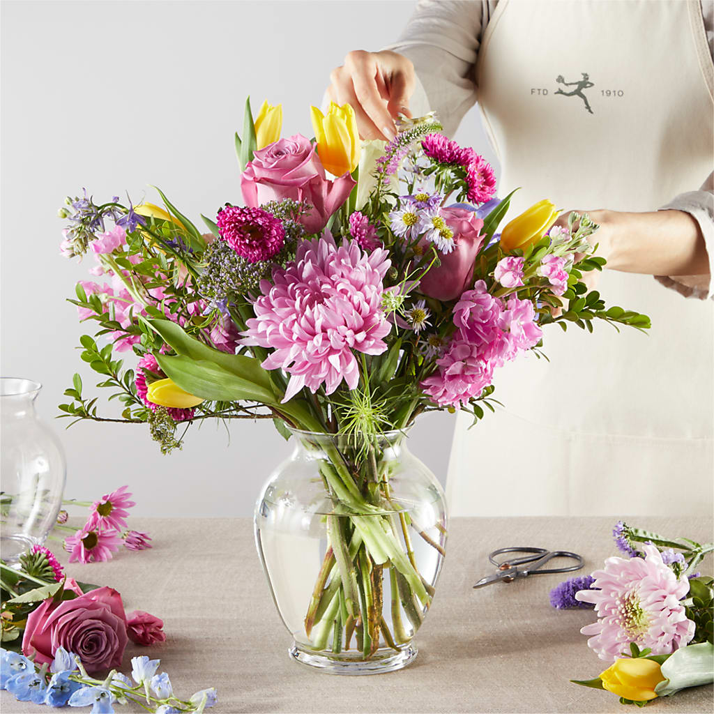 Pastel Tradition - A Florist Original – ROY'S FLORIST, Winnipeg MB